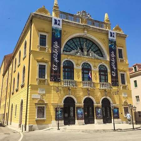 Luxury Duje Pensión 4*
