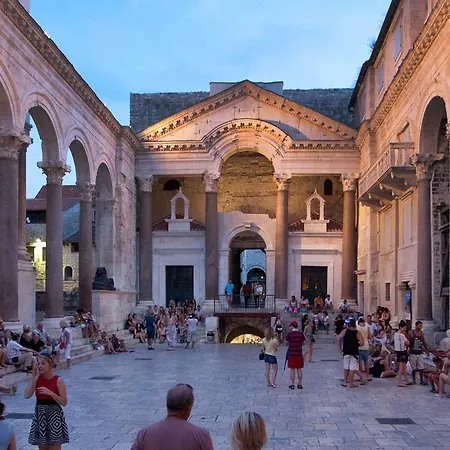 Luxury Duje Pensión 4*