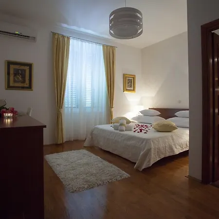 Luxury Duje Pensión Split